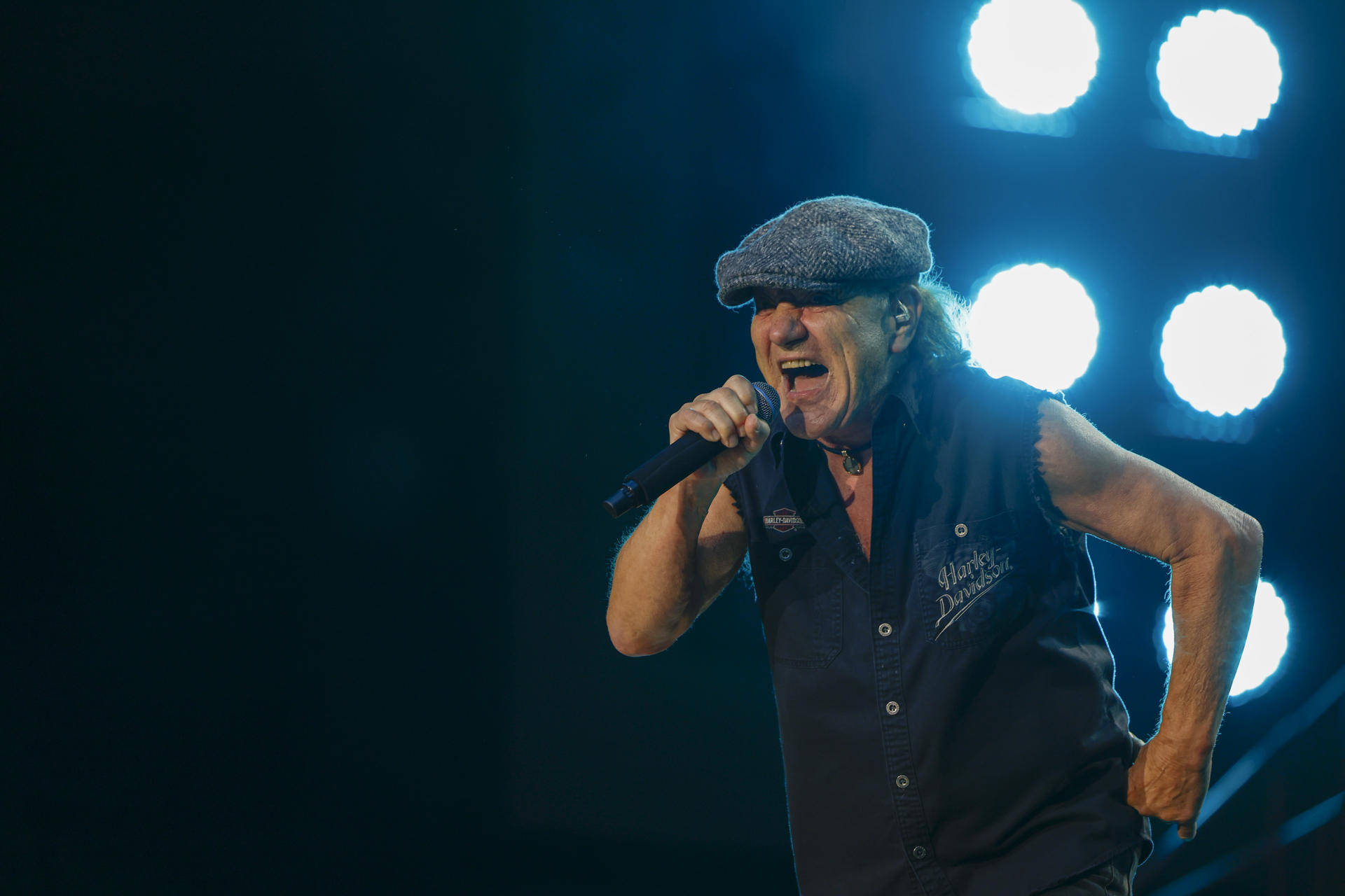 El cantante británico Brian Johnson durante el concierto en el estadio Ryhad Air Metropolitano, el 12 de julio de 2025 en Madrid.-EFE/Juanjo Martin
