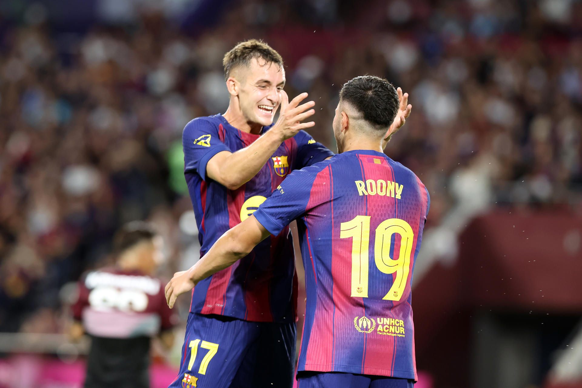 El extremo del Barcelona Roony Bardghji (d) celebra tras anotar el segundo gol del equipo con su compañero Marc Casadó (i) en el amistoso enre el Vissel Kobe y el FC Barcelona, en el Noevir Stadium Kobe (Japón). EFE/ Buddhika Weerasinghe