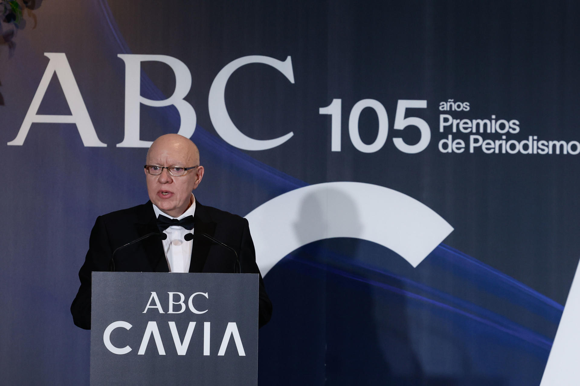 El escritor y periodista argentino, Jorge Fernández Díaz, se dirige a los asistentes tras recibir el premio Mariano de Cavia durante la entrega de los premios de periodismo del diario ABC que celebran su 105 edición este martes, en Madrid. EFE / Juanjo Martín.