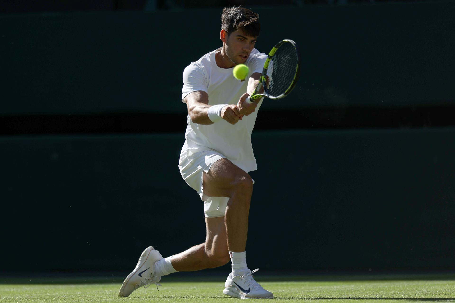 El español Carlos Alcaraz cumplió los pronósticos y venció al universitario Oliver Tarvet (6-1, 6-4 y 6-4) para ingresar en la tercera ronda de Wimbledon. EFE/EPA/NEIL HALL
