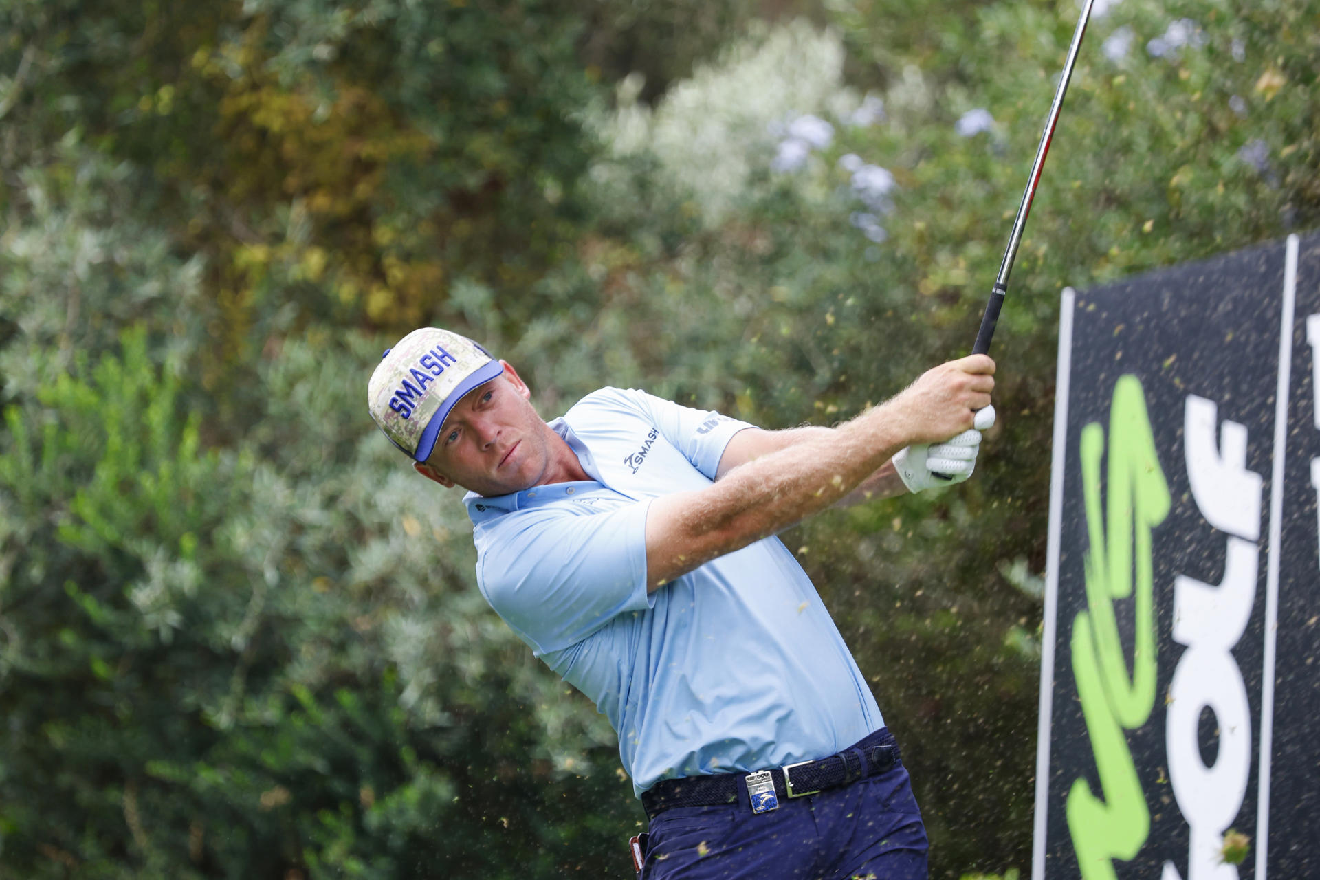 El estadounidense Talor Gooch lanza su bola en la salida del hoyo 3 y acaba líder , en la segunda jornada del LIV Andalucía de golf, este sábado en el campo de Valderrama en San Roque (Cádiz). EFE/A.Carrasco