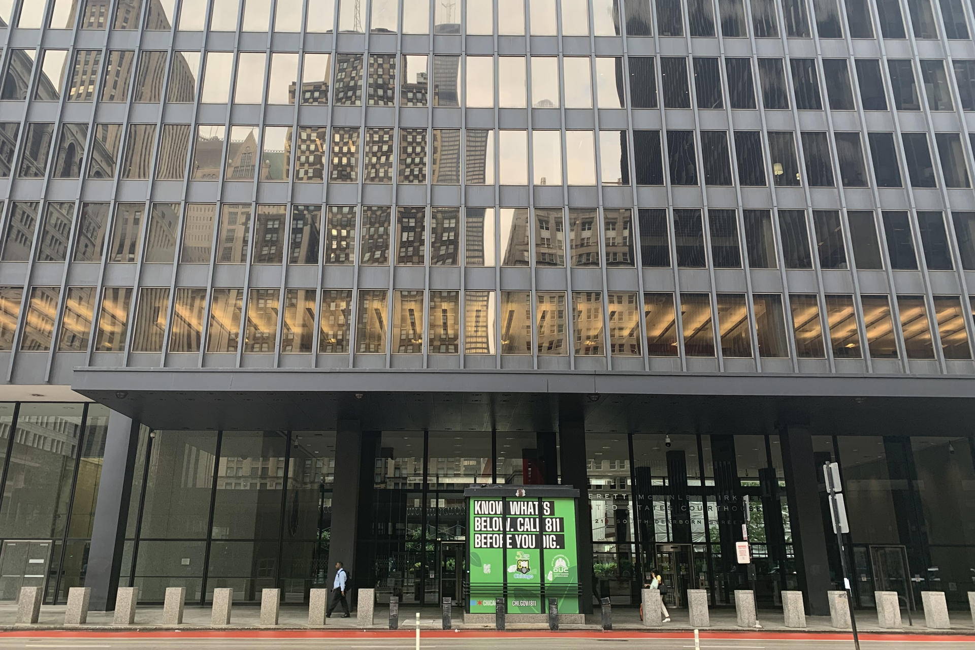Fotografía de la fachada del tribunal de Chicago este viernes, en Chicago (Estados Unidos). EFE/ Sarah Yáñez Richards