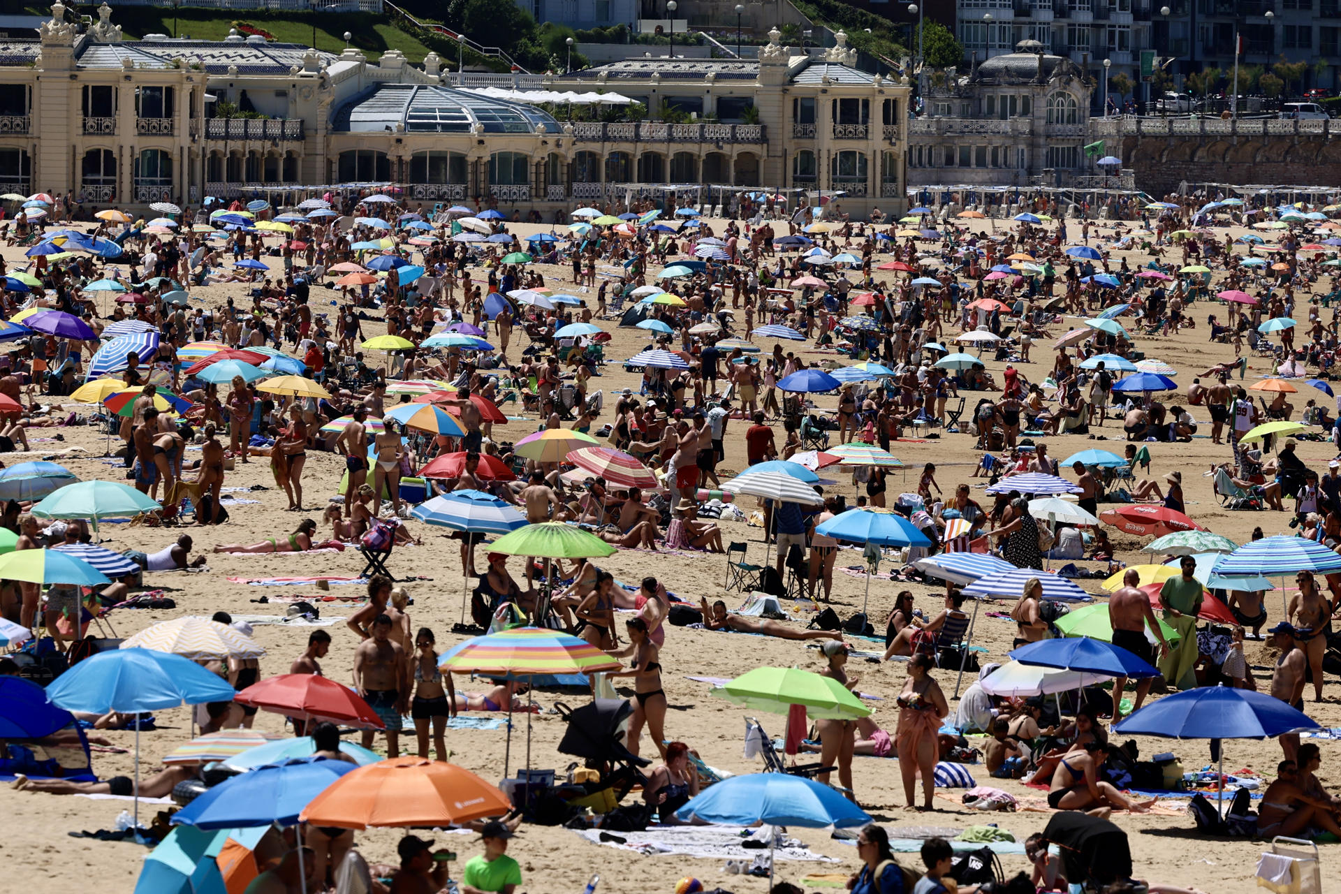 Imagen del pasado junio de la playa de La Concha, en San Sebastián.EFE/Javi Colmenero