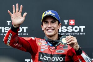 El español Marc Márquez (Ducati Desmosedici GP25) celebra la victoria en la carrera 'sprint' del Gran Premio de Alemania disputado en el circuito de Sachsenring. EFE/EPA/Filip Singer