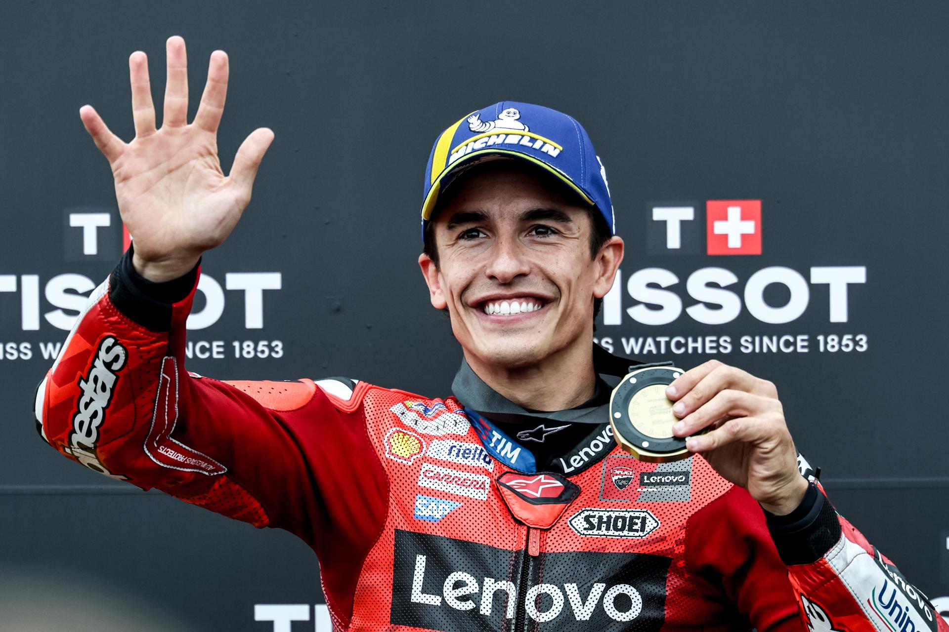 El español Marc Márquez (Ducati Desmosedici GP25) celebra la victoria en la carrera 'sprint' del Gran Premio de Alemania disputado en el circuito de Sachsenring. EFE/EPA/Filip Singer