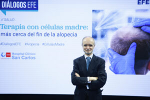 El doctor Eduardo López Bran, jefe del Departamento de Dermatología del Hospital Clínico San Carlos de Madrid y director médico de la clínica IMEMA, durante el evento "Terapia con células madre: más cerca del fin de la alopecia" en el contexto de los Diálogos EFE Salud, en el plató de la Agencia EFE, en Madrid. EFE/David Fernández