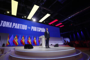 El líder del PP, Alberto Núñez Feijóo, participa en la sesión de clausura del XXI Congreso Nacional de la formación este domingo en Madrid. Alberto Núñez Feijóo ha resultado reelegido presidente del partido por un 99,24 % de los votos y ha salido reforzado de cara a ganar al presidente del Gobierno, Pedro Sánchez, en unas elecciones. EFE/ Javier Lizón
