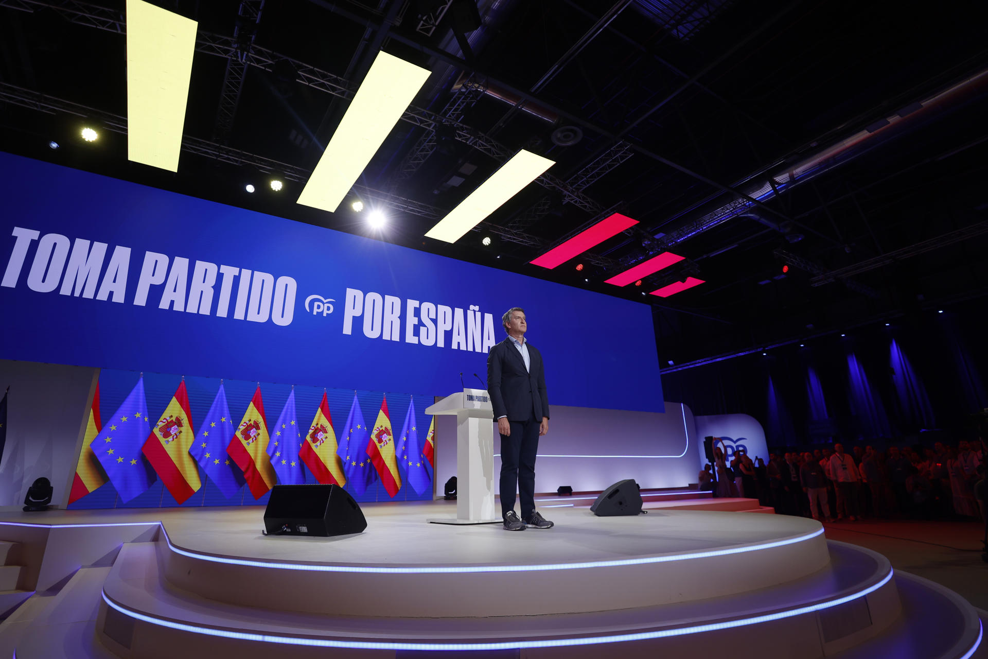 El líder del PP, Alberto Núñez Feijóo, participa en la sesión de clausura del XXI Congreso Nacional de la formación este domingo en Madrid. Alberto Núñez Feijóo ha resultado reelegido presidente del partido por un 99,24 % de los votos y ha salido reforzado de cara a ganar al presidente del Gobierno, Pedro Sánchez, en unas elecciones. EFE/ Javier Lizón