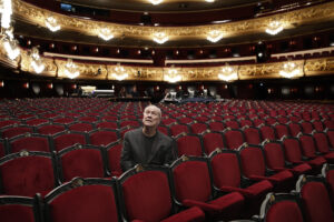 Fotografía de archivo del 11 de marzo de 2024 del director de escena norteamericano Bob Wilson posando en la platea del Gran Teatre del Liceu en Barcelona (España). EFE/ Andreu Dalmau