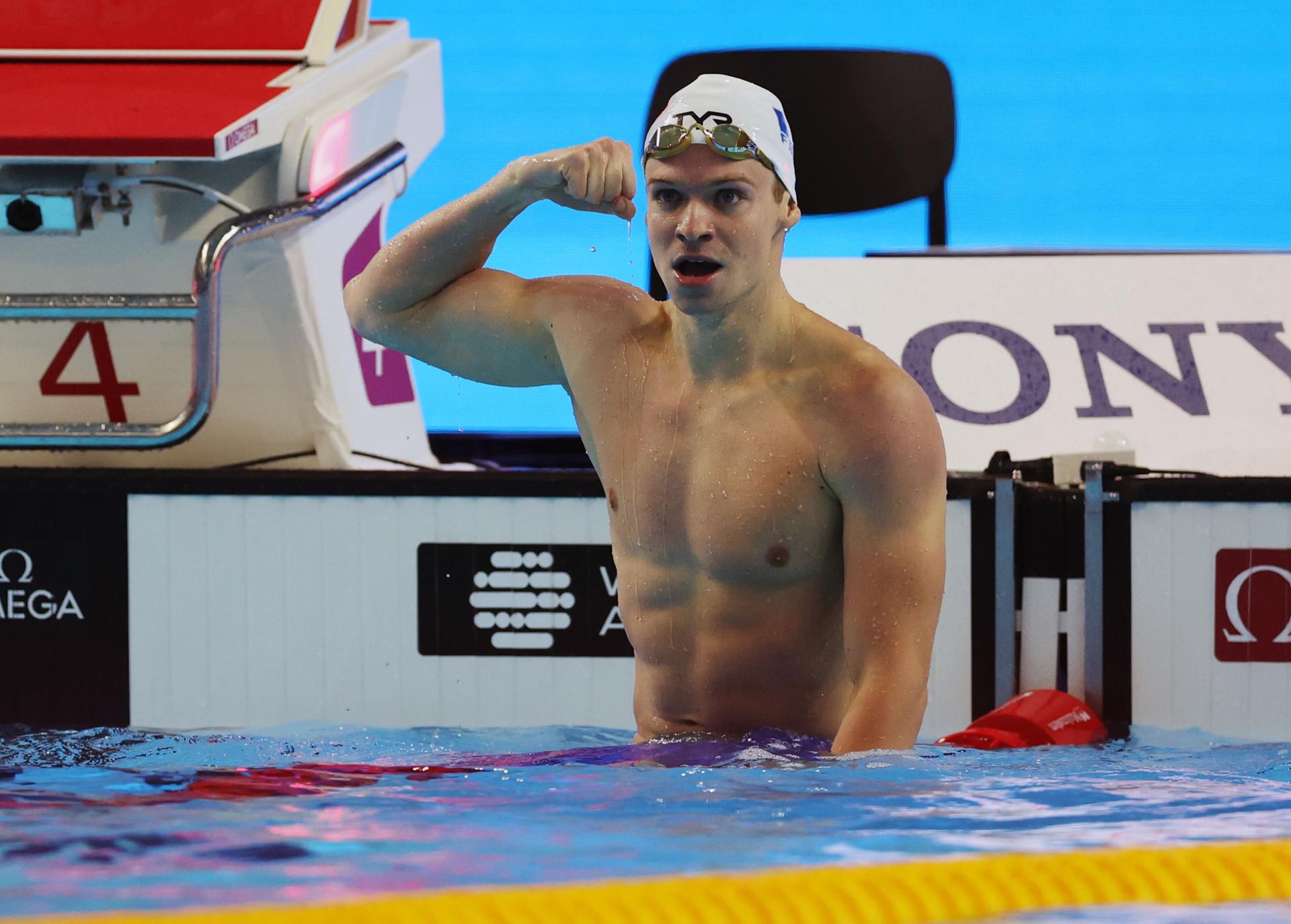 El francés Leon Marchand estableció un nuevo récord del mundo de los 200 estilos tras nadar este miércoles en las semifinales de los Mundiales de Singapur en un tiempo de 1:52.69 minutosEFE/EPA/FAZRY ISMAIL