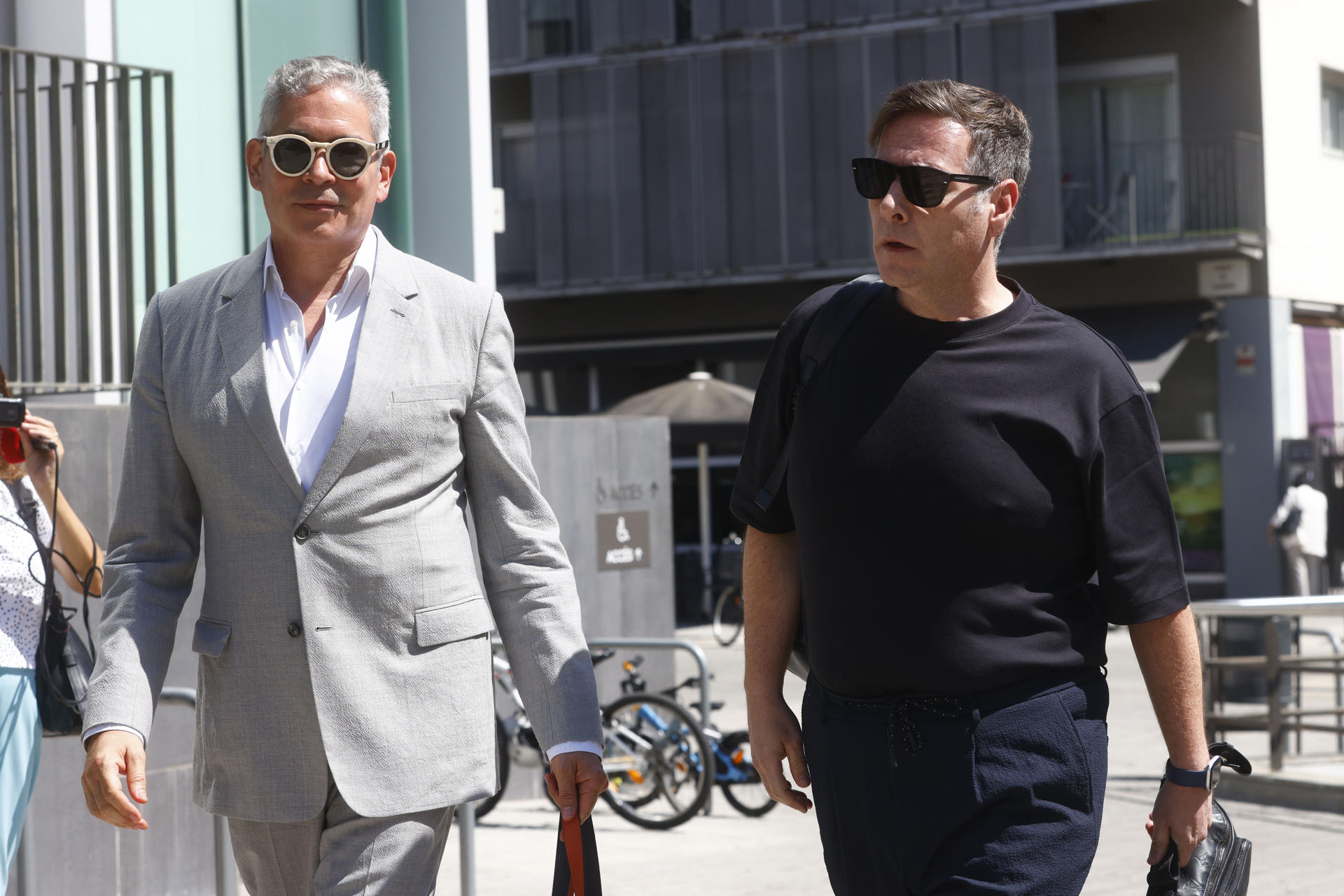 El escritor y presentador Boris Izaguirre y el cómico Carlos Latre (d) a su llegada a la ceremonia fúnebre por el exmiembro de la Trinca y productor televisivo Toni Cruz que se ha celebrado este lunes en Barcelona. EFE/Quique García