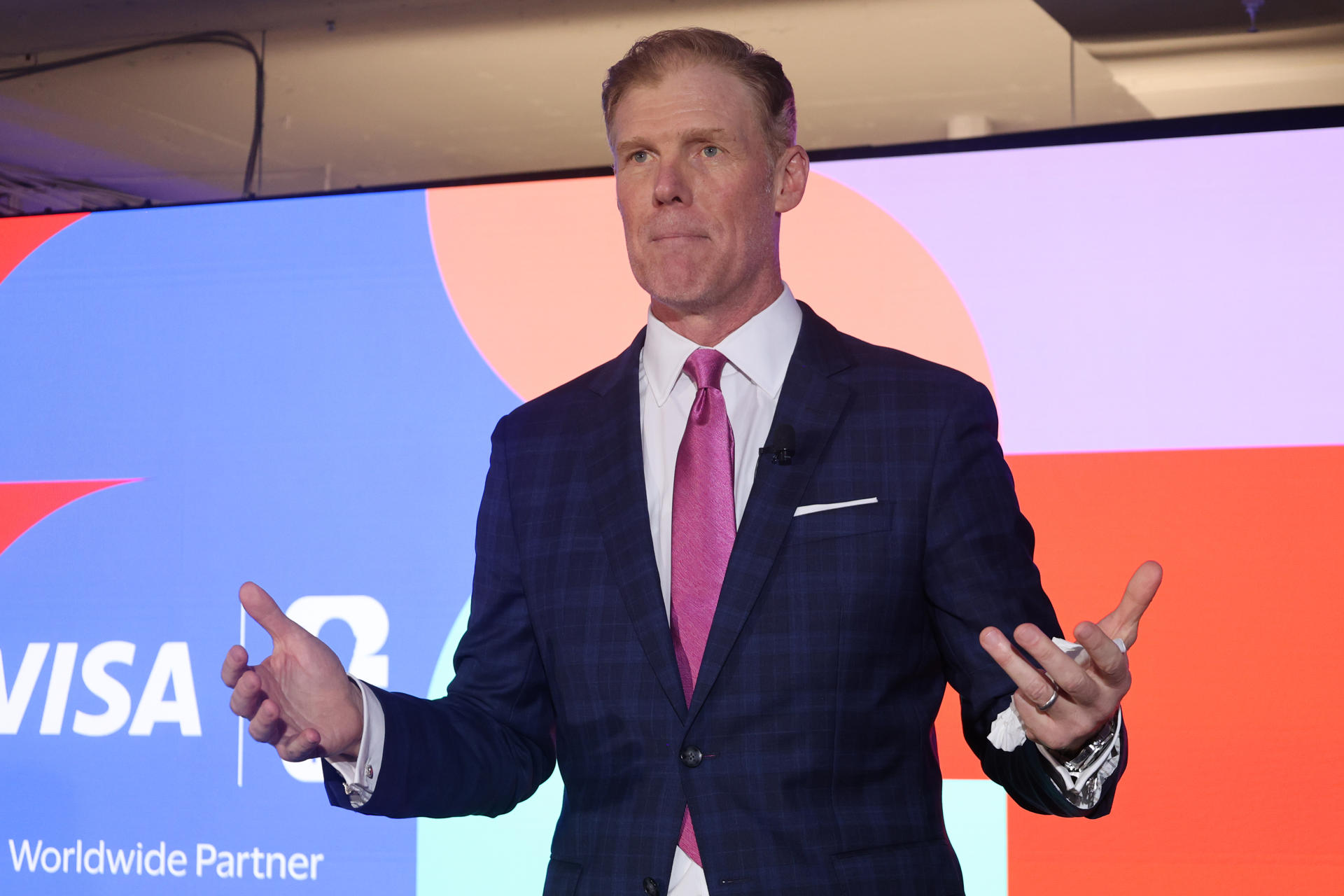 El exfutbolista estadounidense Alexi Lalas, al intervenir este jueves, 31 de julio, durante la presentación de la campaña para que los clientes de la compañía crediticia Visa tengan acceso exclusivo al primer sorteo de entradas para el Mundial de la FIFA en 2026, en Washington DC (EE.UU.). EFE/Octavio Guzmán