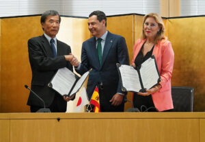 El presidente de la Junta de Andalucía, Juanma Moreno (c), ha anunciado que el Gobierno que preside y la Organización de Comercio Exterior de Japón (JETRO) han firmado este miércoles un acuerdo comercial para cooperar en diversos ámbitos como la industria y la energía. EFE/Junta de Andalucía // SOLO USO EDITORIAL/SOLO DISPONIBLE PARA ILUSTRAR LA NOTICIA QUE ACOMPAÑA (CRÉDITO OBLIGATORIO)