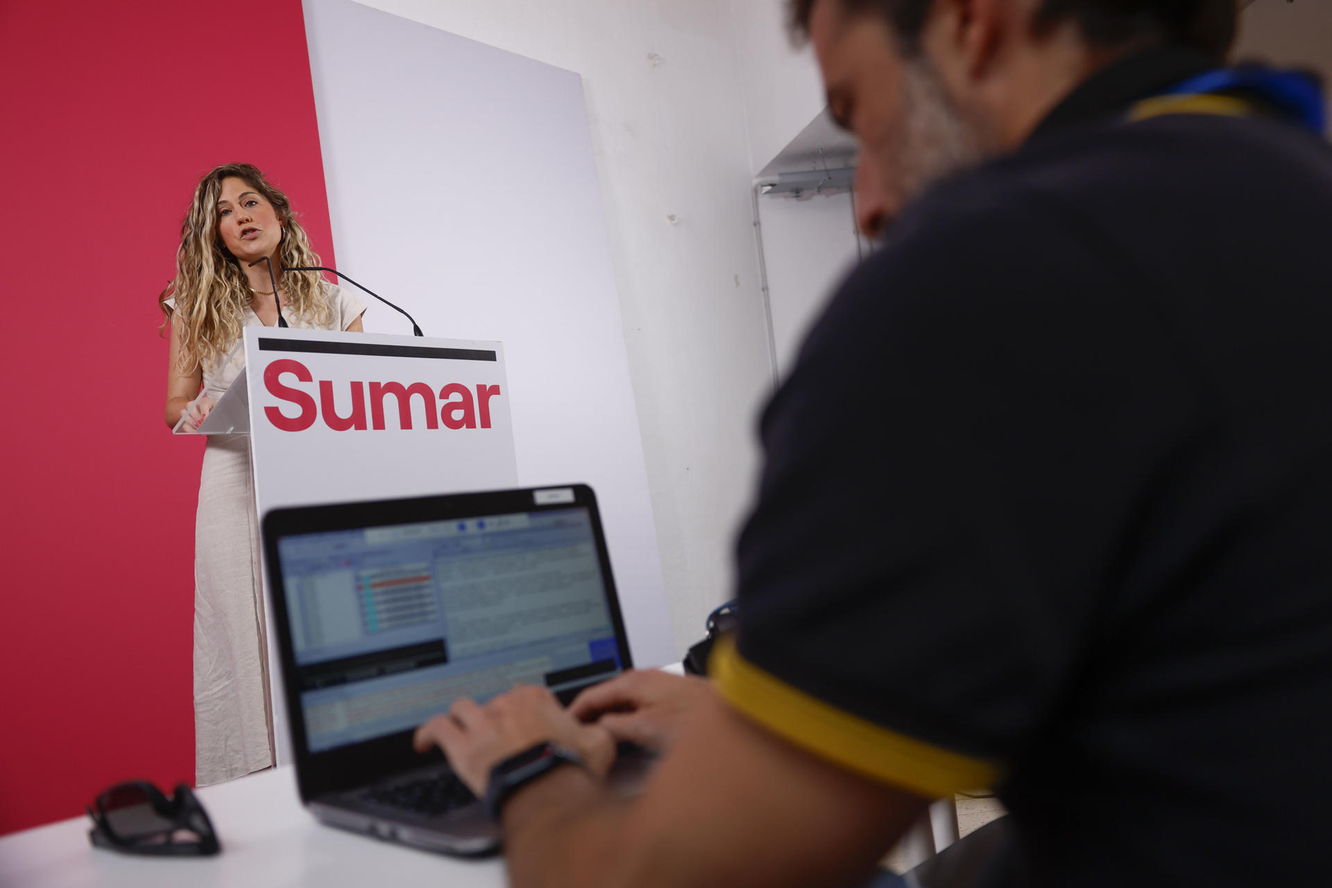 La co-coordinadora de Movimiento Sumar, Lara Hernández, da una rueda de prensa en la sede del partido este lunes en Madrid. EFE/ Mariscal