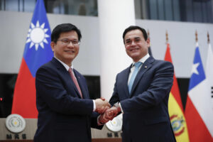 El canciller de Paraguay, Rubén Ramírez Lezcano (d), saluda al canciller de Taiwán, Lin Chia-lung, durante una reunión este 11 de julio de 2025, en Asunción (Paraguay). EFE/ Juan Pablo Pino