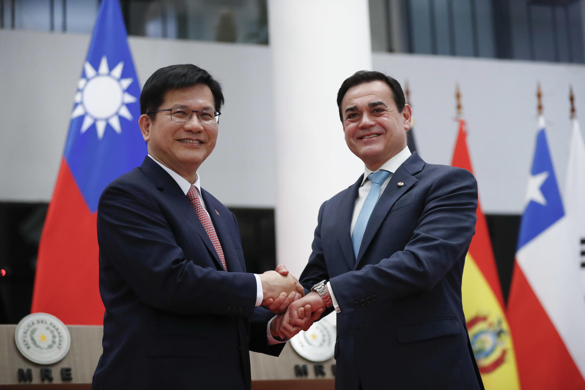 El canciller de Paraguay, Rubén Ramírez Lezcano (d), saluda al canciller de Taiwán, Lin Chia-lung, durante una reunión este 11 de julio de 2025, en Asunción (Paraguay). EFE/ Juan Pablo Pino