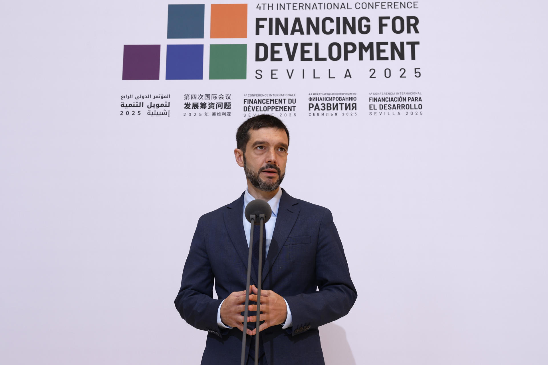 El ministro de Derechos Sociales, Consumo y Agenda 2030, Pablo Bustinduy, realiza declaraciones durante la IV Conferencia de la ONU sobre Financiación al Desarrollo este jueves en Sevilla. EFE/ J. Palencia