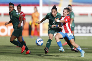 Fotografía de archivo del 14 de junio de 2022 de la boliviana Erika Salvatierra (c) en un partido de la Copa América Femenina en Cali (Colombia). EFE/Ernesto Guzmán Jr