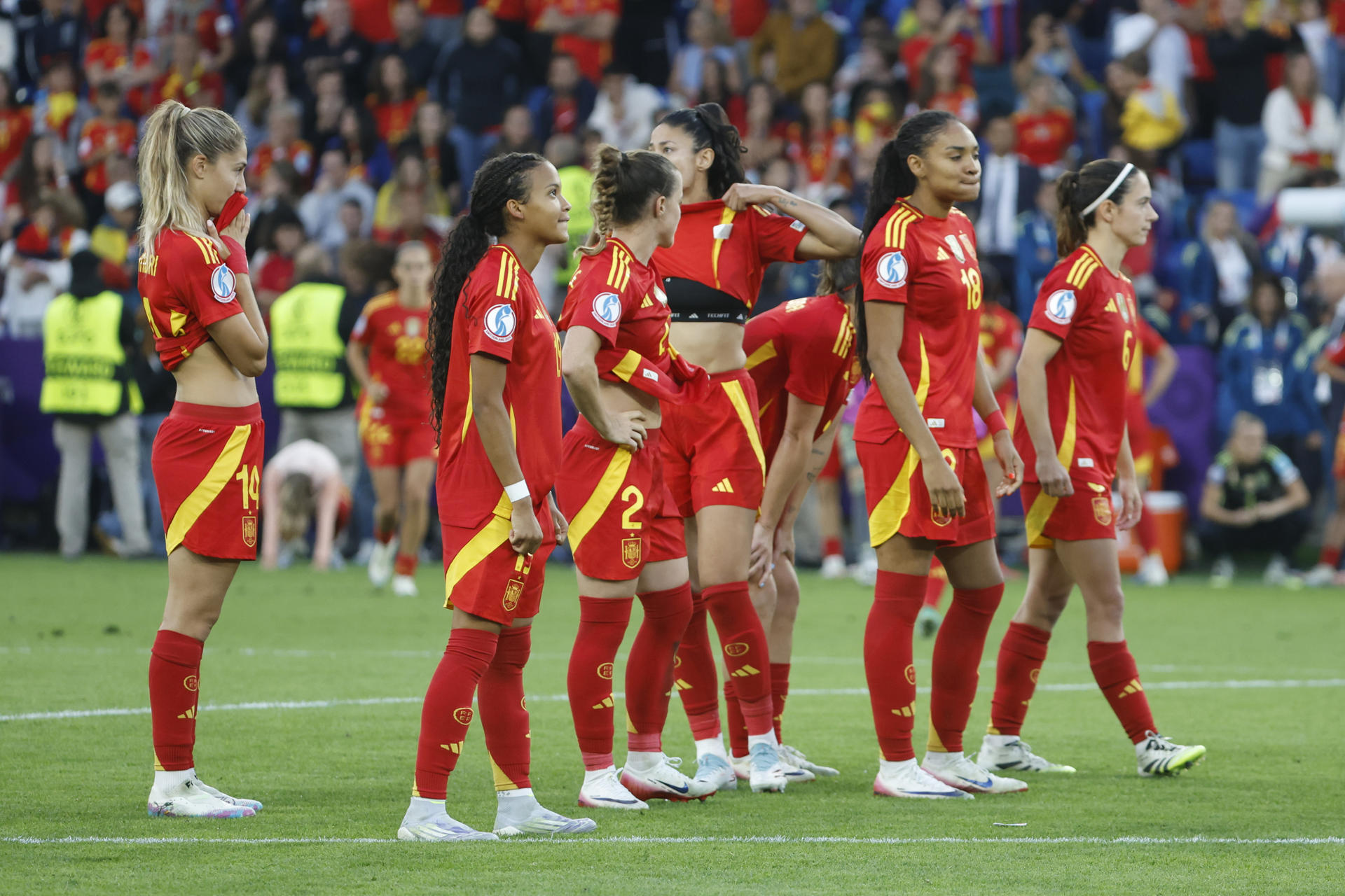 as jugadoras de la selección española tras caer en la tanda de penaltis en la final de la Eurocopa Femenina 2025 que han disputado este domingo España e Inglaterra en el St. Jakob Park de Basilea (Suiza). EFE/ Ana Escobar.