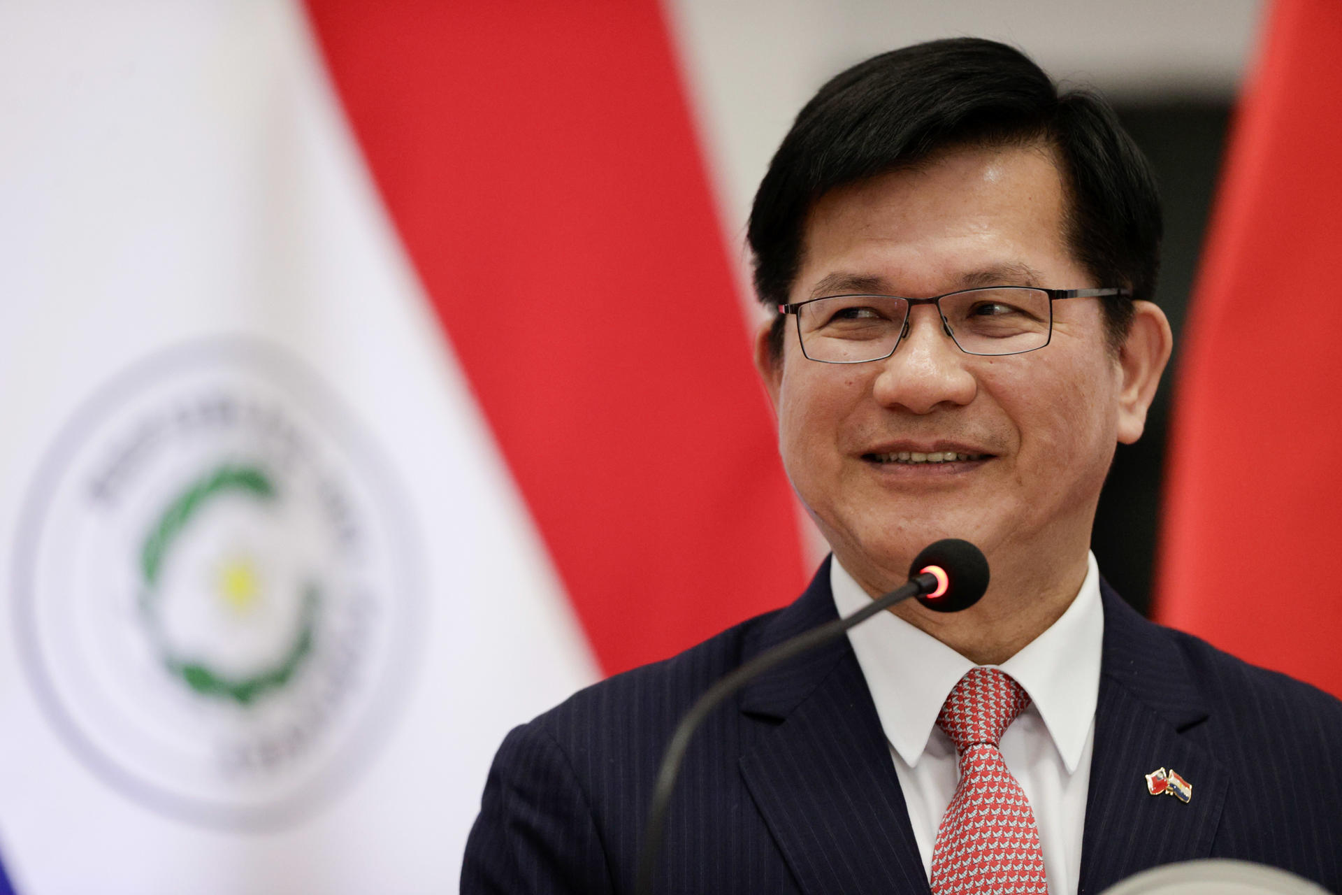 El canciller de Taiwán, Lin Chia-lung, habla durante una reunión con el canciller de Paraguay, Rubén Ramírez Lezcano, este 11 de julio de 2025, en Asunción (Paraguay). EFE/ Juan Pablo Pino