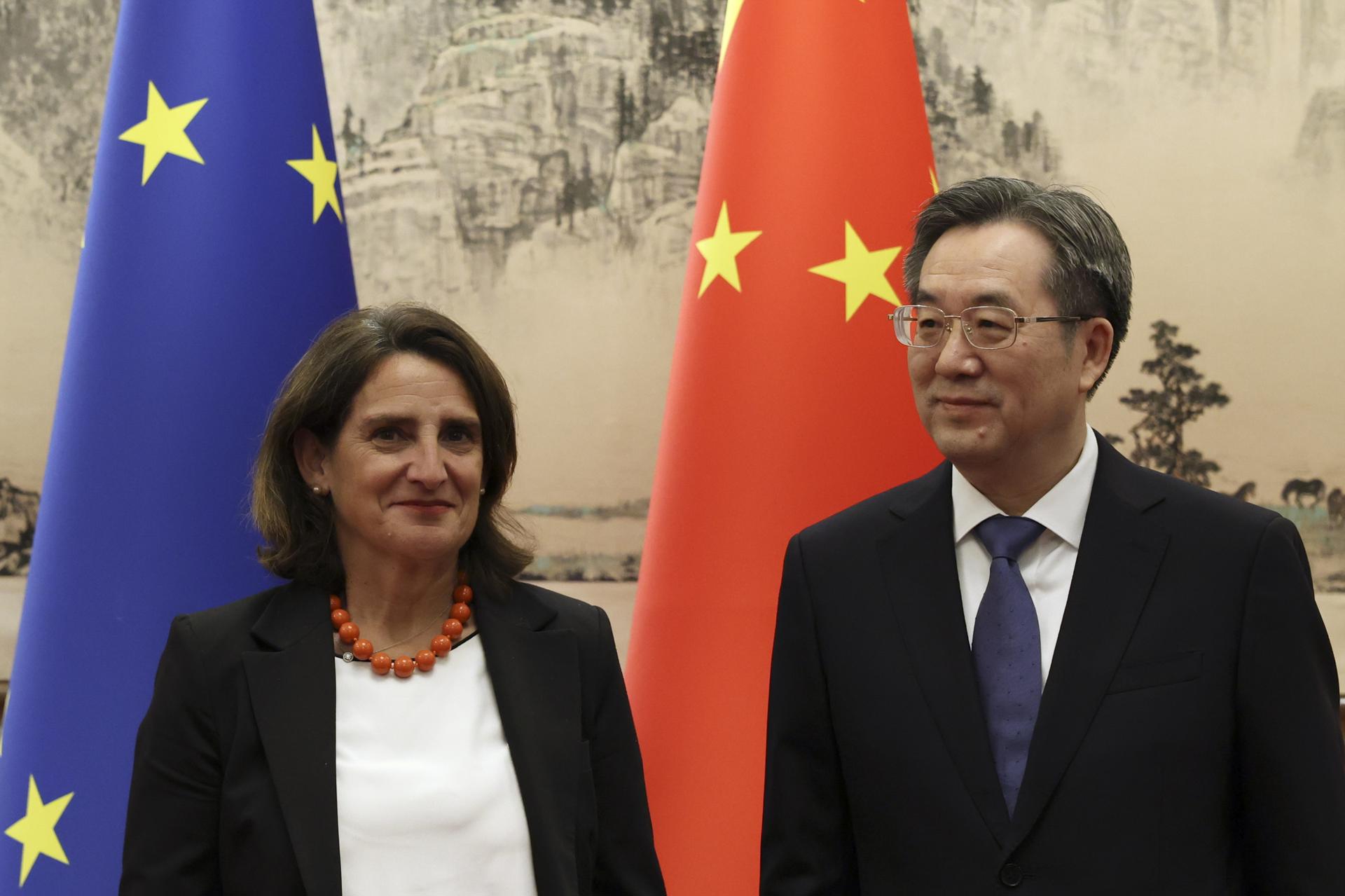 El viceprimer ministro chino, Ding Xuexiang (d), y la vicepresidenta ejecutiva de la Comisión Europea (CE) para una Transición Limpia, Justa y Competitiva, Teresa Ribera, tras la visita de la española a la capital china para participar en el Sexto Diálogo de Alto Nivel sobre Medio Ambiente y Clima entre China y la Unión Europea. EFE/EPA/FLORENCE LO / POOL