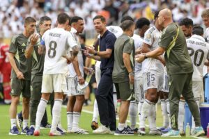 El Real Madrid de Xabi Alonso encara este sábado otro crucial desafío para su nuevo ensamblaje táctico frente al Borussia Dortmund en Nueva Jersey y con las semifinales del Mundial de Clubes en el horizonte. EFE/EPA/CRISTOBAL HERRERA-ULASHKEVICH