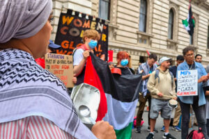 Un centenar de personas se manifiesta este miércoles frente a la sede del Ministerio británico de Asuntos Exteriores en Londres para pedir el fin de la hambruna en Gaza con una cacerolada improvisada. EFE/ Guillermo Garrido