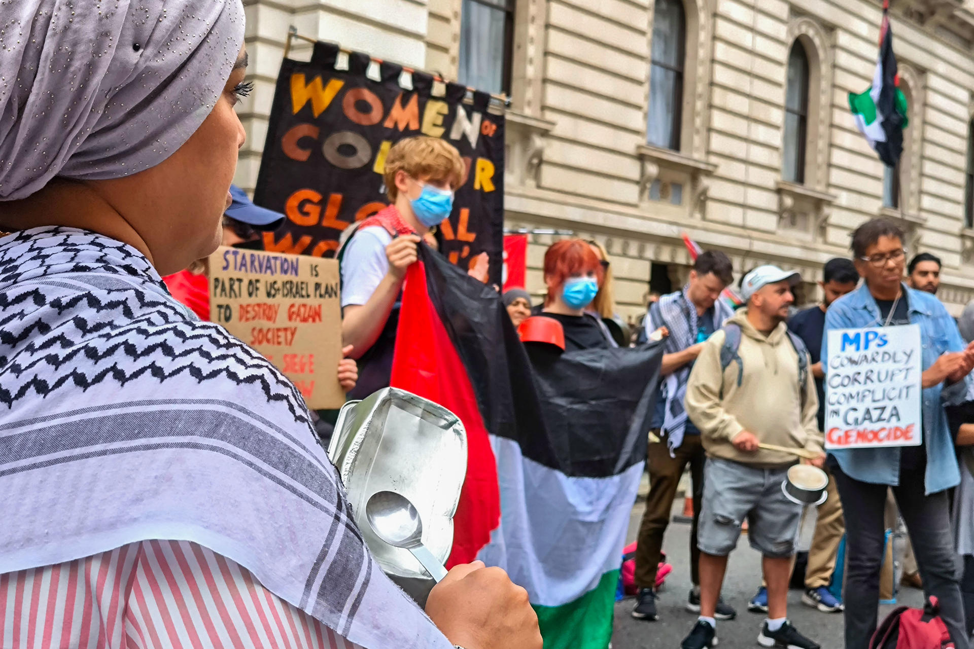 Un centenar de personas se manifiesta este miércoles frente a la sede del Ministerio británico de Asuntos Exteriores en Londres para pedir el fin de la hambruna en Gaza con una cacerolada improvisada. EFE/ Guillermo Garrido