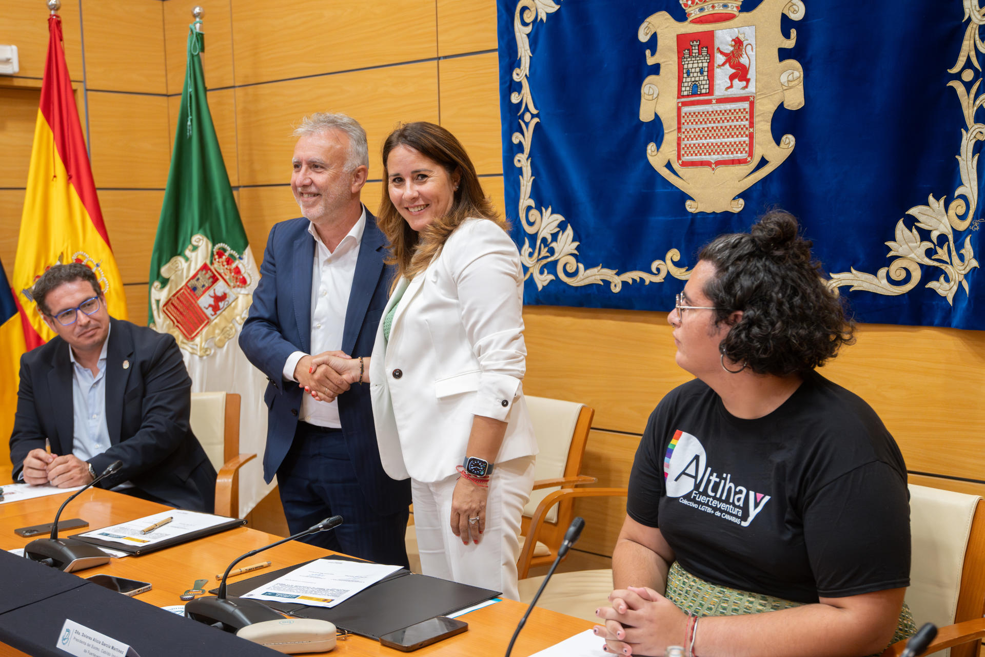 El ministro de Política Territorial y Memoria Democrática, Ángel Víctor Torres (2i), ha firmado este lunes con la presidenta del Cabildo de Fuerteventura, Lola García (2d), el acuerdo con la financiación necesaria para transformar en museo de la memoria del colectivo LGTBIQ+ la antigua colonia penitenciaria de Tefía, donde el franquismo recluyó durante años a personas por su orientación homosexual. En el acto, han participado representantes del colectivo Altihay, encabezados por su presidenta, Carla Soto (1d). EFE/Carlos de Saá
