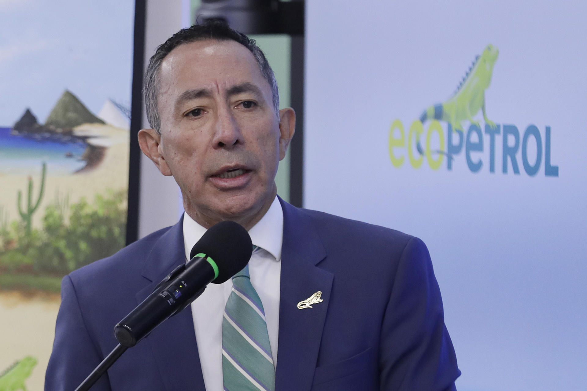 El presidente de Ecopetrol, Ricardo Roa, habla en una rueda de prensa este lunes, en Bogotá (Colombia). EFE/ Carlos Ortega