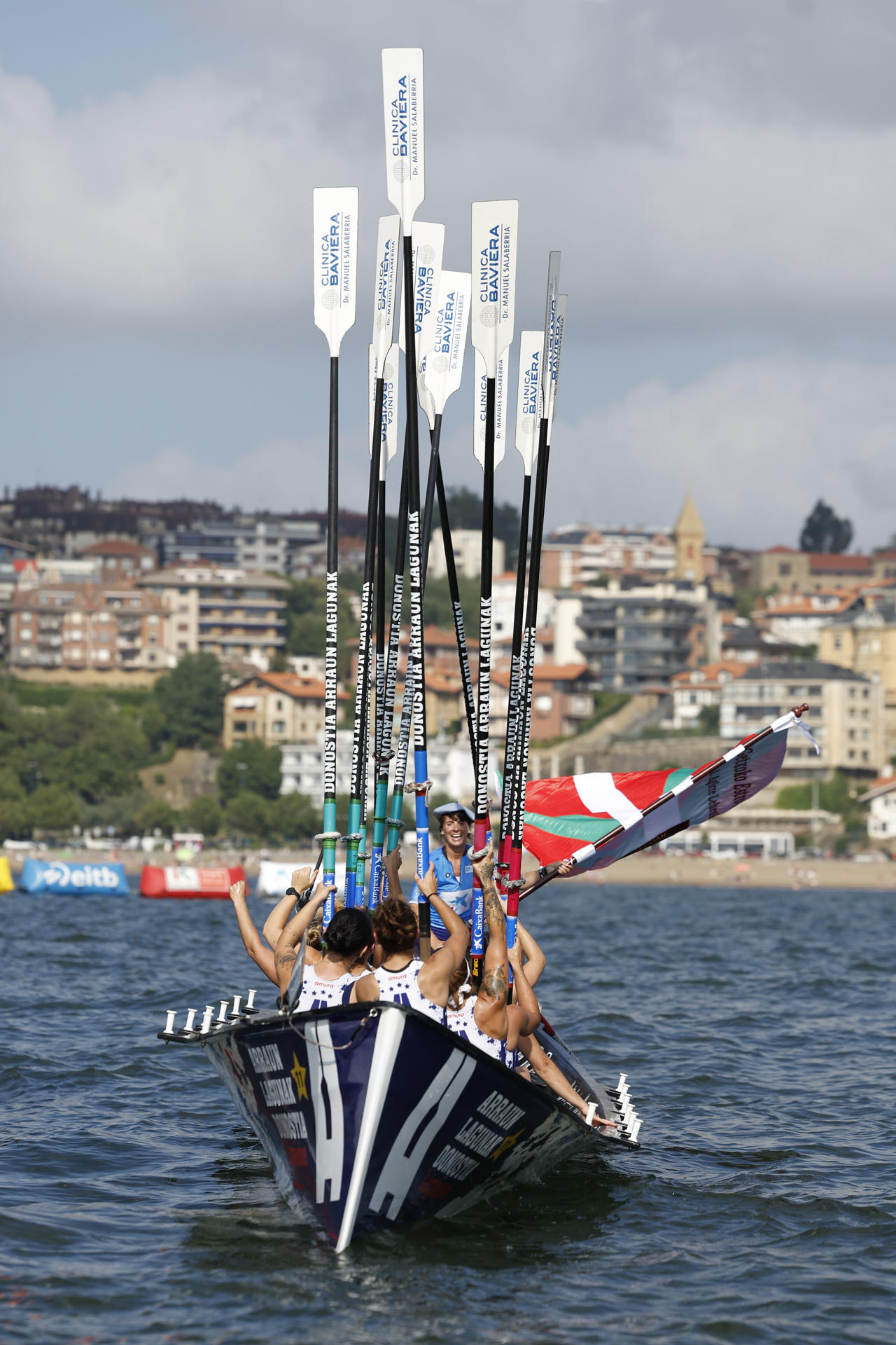 La trainera femenina Donostia Arraun Lagunak se proclama vencedora este sábado en la Getxoko Estropaden XVII que se disputa para la Euskotren Liga en aguas de Getxo (Vizcaya). EFE/Miguel Toña