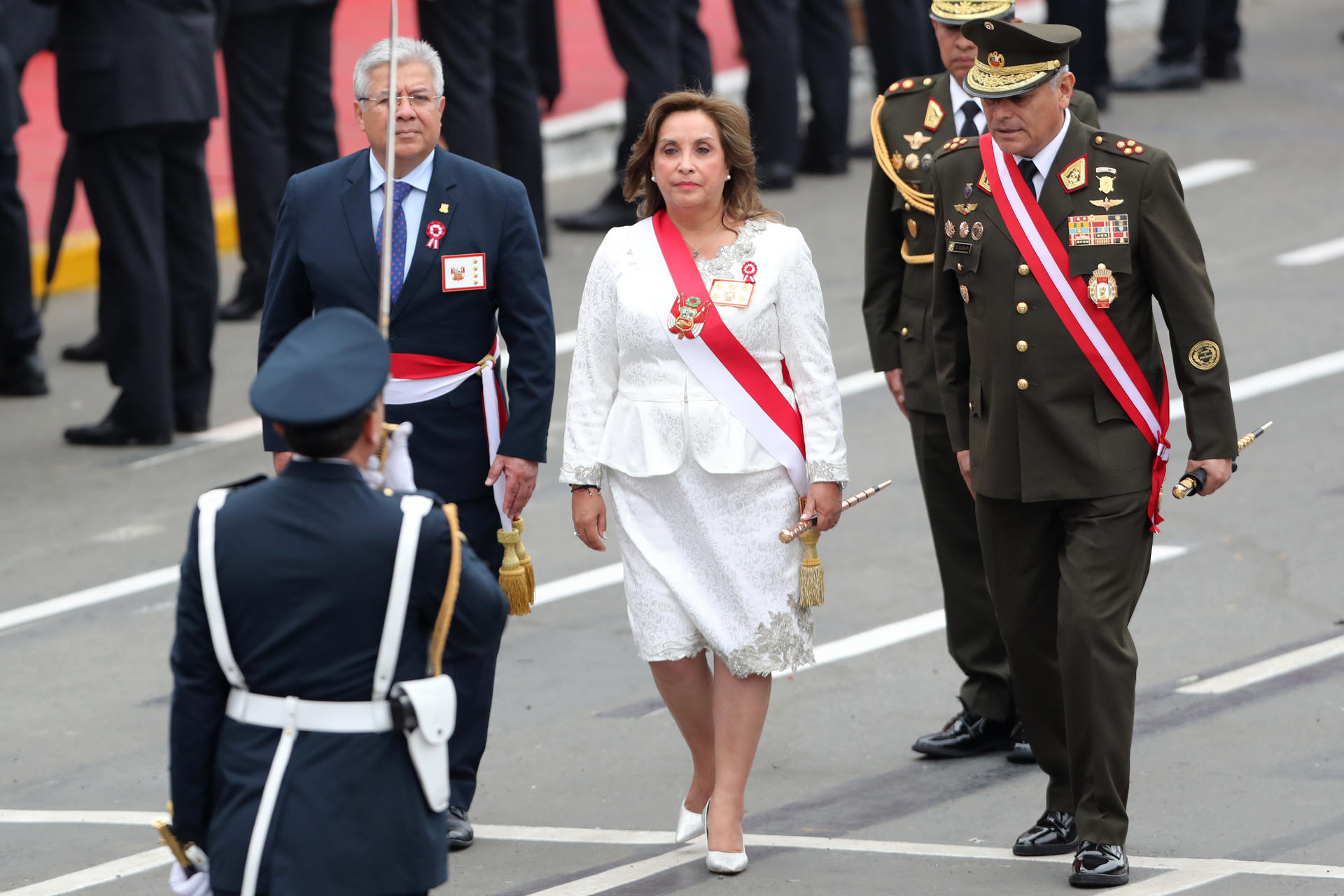 La presidenta de Perú, Dina Boluarte, participa durante la celebración del gran desfile cívico-militar con motivo de los 204 años de la independencia de Perú este martes, en Lima (Perú). EFE/Paolo Aguilar