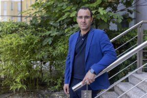Un equipo del Centro Nacional de Investigaciones Oncológicas (CNIO) ha logrado desarrollar una prueba que permite detectar tumores sólidos en estadios iniciales a partir de una simple prueba de sangre; en la imagen el investigador portugués Gonçalo Bernardes, jefe del Grupo de Biología Química Traslacional del CNIO. Imagen cedida por el CNIO.