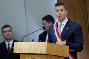 El presidente de Paraguay, Santiago Peña, habla durante la presentación de su informe de gestión este martes 1 de julio en Asunción. EFE/ Juan Pablo Pino