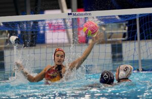 La española Terre Martina (i) en acción contra la francesa Rodosavljevic Camille (2-d) durante el partido de waterpolo femenino entre Francia y España en el Campeonato Mundial de Natación Singapur 2025. EFE/EPA/SIMON LIM