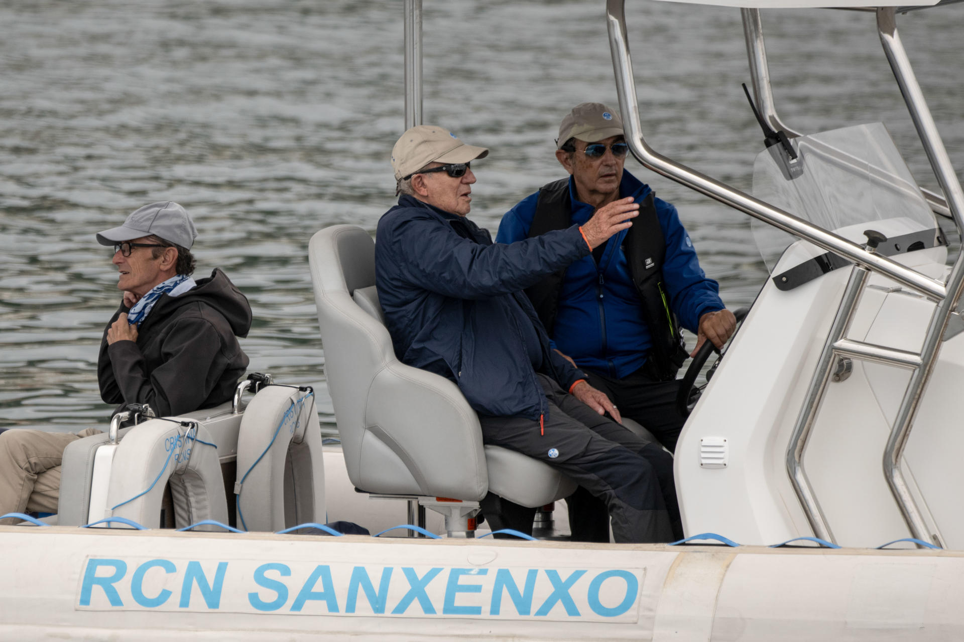 Imagen de archivo (11/07/2025) El rey emérito Juan Carlos I a bordo de una embarcación junto a su amigo Pedro Campos en Sanxenxo (Pontevedra).
EFE/Brais Lorenzo