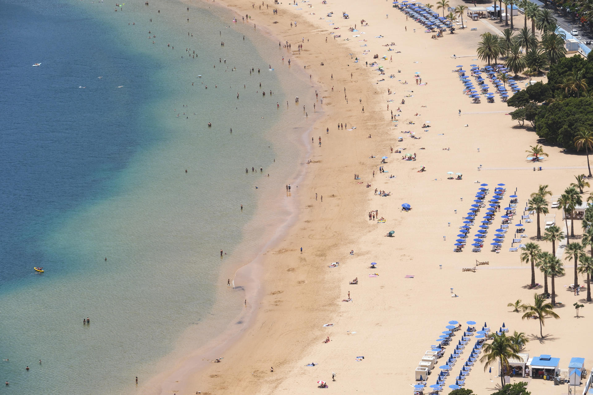 En la imagen, la playa de Las Teresitas este jueves, en Santa Cruz de Tenerife. EFE/Alberto Valdés