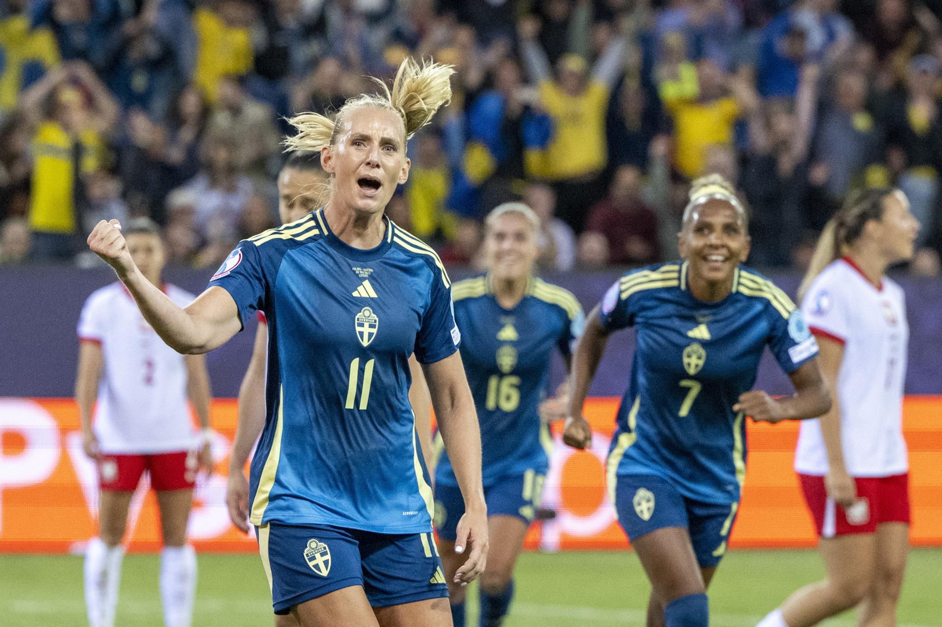 La sueca Emma Blackstenius celebra el 0-1 durante el partido de la fase de grupos que han jugado Suecia y Polonia en Lucern, Suiza. EFE/EPA/URS FLUEELER