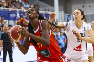 La jugadora de la selección española, Sara Okeke (i), entra a canasta ante la jugadora de Francia durante el encuentro correspondiente a la semifinal de la Eurocopa Sub 18 que han disputado España y Francia en Santa Cruz de la Palma. EFE/ Luis G Morera