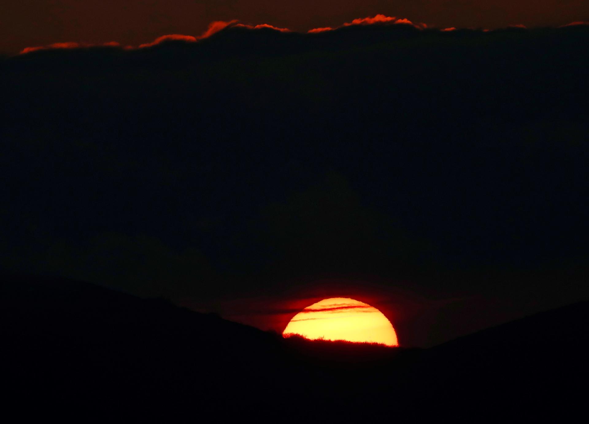 Fotografía de archivo de una puesta de sol. EFE/ Jesús Diges