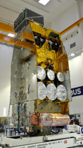 El segundo de los dos satélites del innovador programa de defensa español SpainSat afronta las pruebas finales antes de ser enviado al espacio donde se unirá a su gemelo, ya en órbita, para juntos proporcionar comunicaciones seguras a las Fuerzas Armadas, pero también a la OTAN, que será su primer cliente. EFE/Airbus.