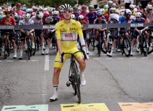Bollene (France), 23/07/2025.- El esloveno Tadej Pogacar, del UAE Team Emirates, líder del Tour de Francia -prueba que ha ganado en tres ocasiones-, antes del arranque de la decimoséptima etapa, disputada este miércoles con un recorrido de 160.4 kilómetros entre Bollene y Valence, 23 July 2025. (Ciclismo, Francia) EFE/EPA/CHRISTOPHE PETIT TESSON