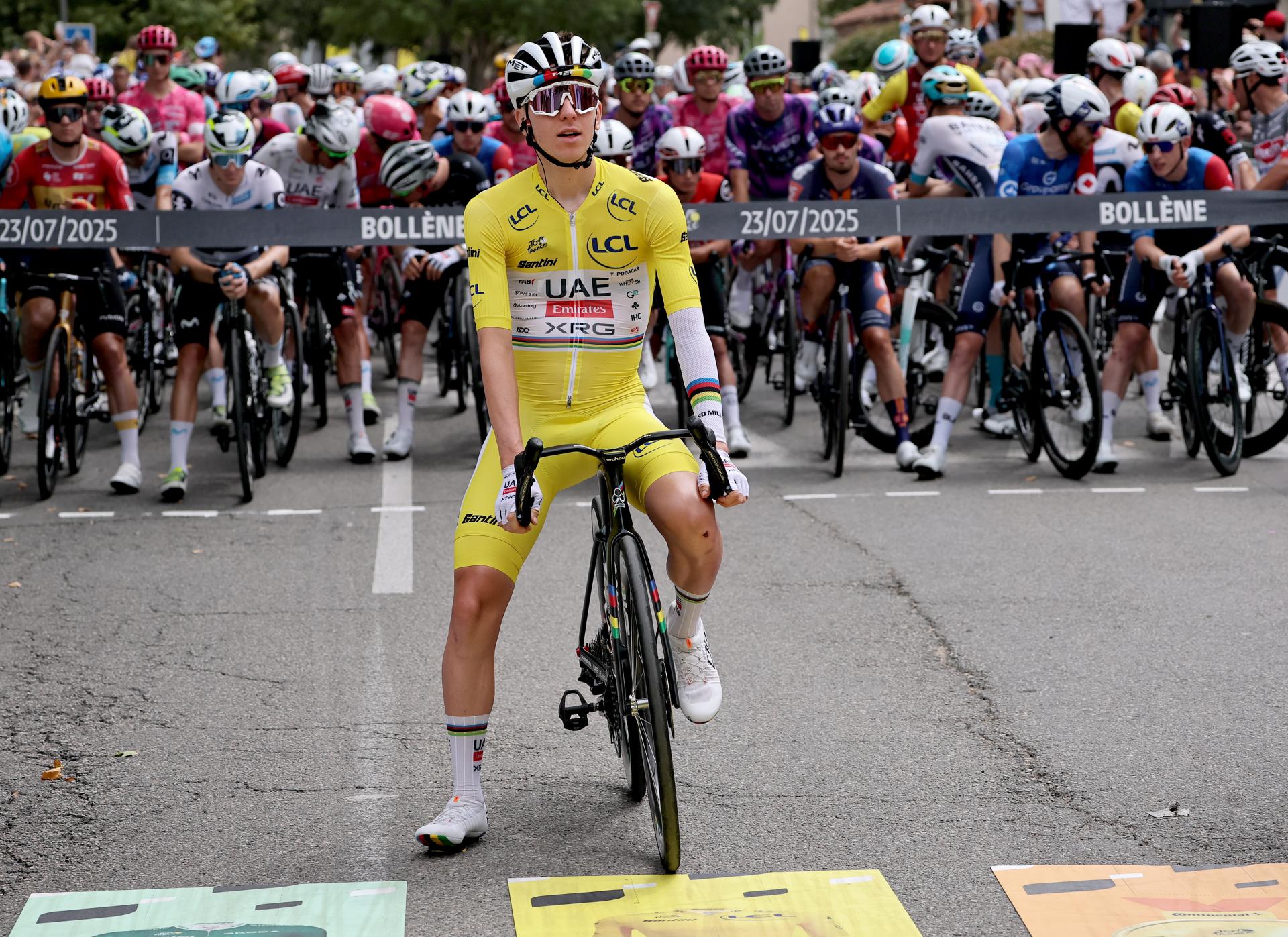 Bollene (France), 23/07/2025.- El esloveno Tadej Pogacar, del UAE Team Emirates, líder del Tour de Francia -prueba que ha ganado en tres ocasiones-, antes del arranque de la decimoséptima etapa, disputada este miércoles con un recorrido de 160.4 kilómetros entre Bollene y Valence, 23 July 2025. (Ciclismo, Francia) EFE/EPA/CHRISTOPHE PETIT TESSON