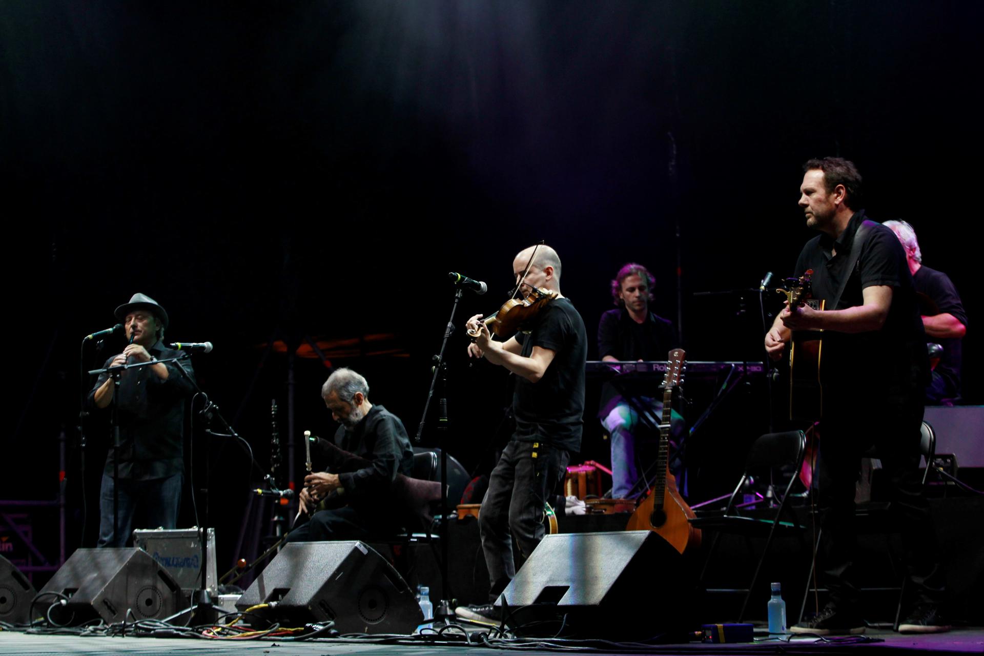 Imagen de archivo (15/07/2018) de la banda de folk gallega "Milladoiro", durante el concierto ofrecido en la 40 edición del Festival Internacional del Mundo Celta de Ortigueira. EFE/Kiko Delgado