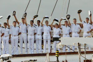 La princesa Leonor (c) llega a primera hora de este jueves al puerto de Gijón a bordo del buque escuela 'Juan Sebastián de Elcano', en el que se ha reencontrado con los 75 compañeros guardamarinas con los que comparte crucero de instrucción desde el pasado mes de enero. EFE/J.L. Cereijido