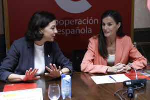 La reina Letizia, y la Secretaria de Estado de Cooperación Internacional Eva María Granados, visita las instalaciones de la Agencia Española de Cooperación Internacional para el Desarrollo (AECID), este viernes en Madrid.-EFE/ Chema Moya