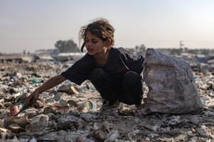 Un niño palestino revisa la basura mientras recoge plástico de un vertedero, en medio de una escasez de gas de cocina y combustible, el 04 de noviembre de 2024. EFE/EPA/HAITHAM IMAD