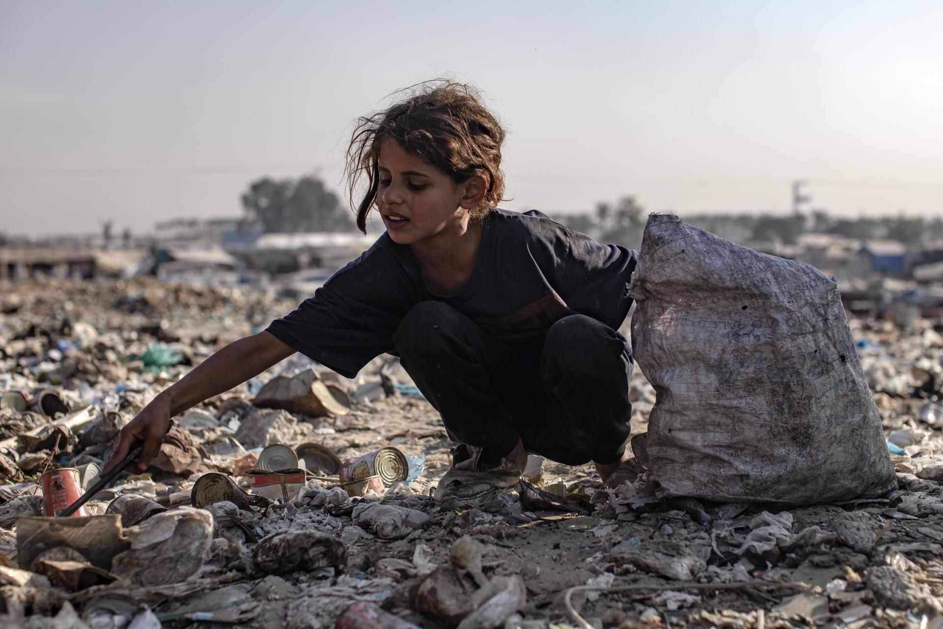 Un niño palestino revisa la basura mientras recoge plástico de un vertedero, en medio de una escasez de gas de cocina y combustible, el 04 de noviembre de 2024. EFE/EPA/HAITHAM IMAD