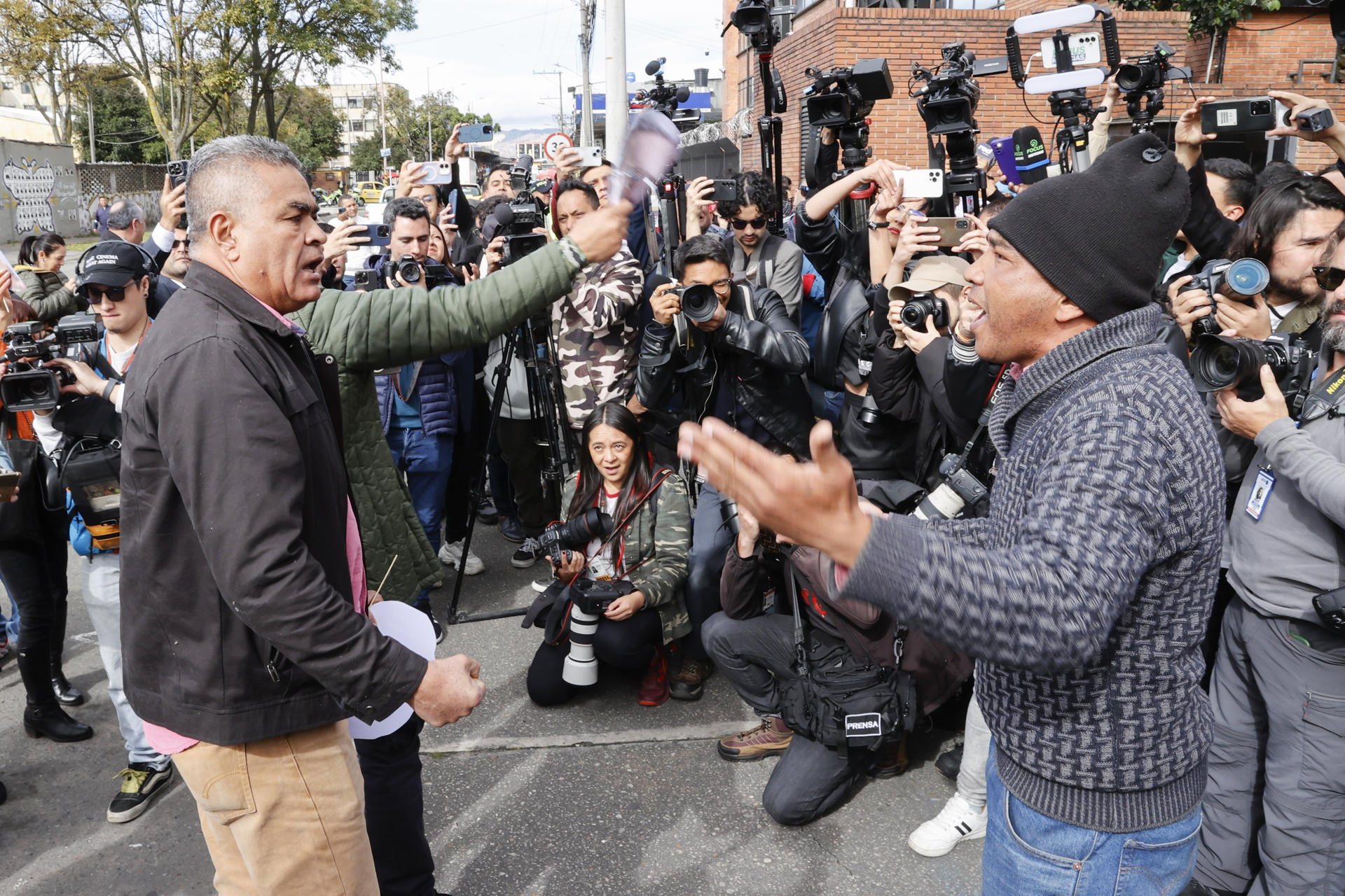 Seguidores y detractores del expresidente Álvaro Uribe, discuten a las afueras del Complejo Judicial de Paloquemao este lunes, en Bogotá (Colombia). EFE/ Mauricio Dueñas Castañeda