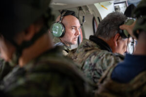 El ministro de defensa de Ecuador, Gian Carlo Lofredo (c), recorre junto a integrantes del ejercito ecuatoriano este miércoles, el sector de Alto Punino (Ecuador). EFE/ Mauricio Torres